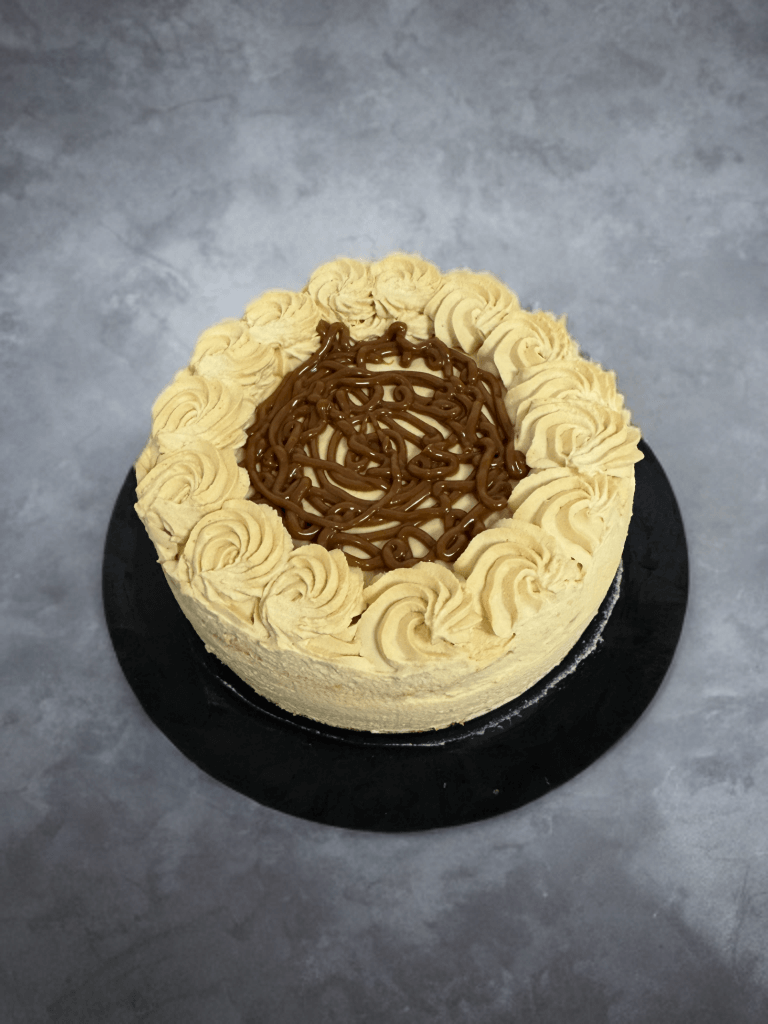 Tarta de nata y dulce de leche